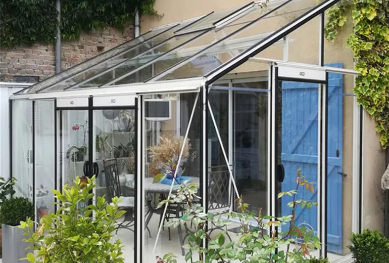 Gewächshaus mit Sitzplatz