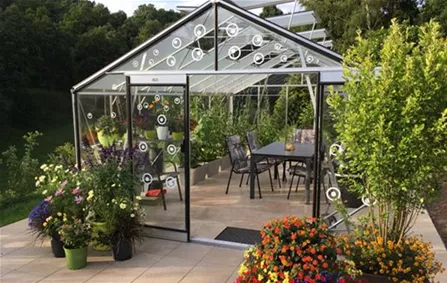 Großes Glashaus mit Sitzgruppe