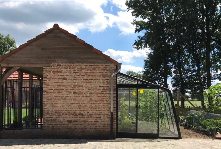 Anlehngewächshaus an Schuppen
