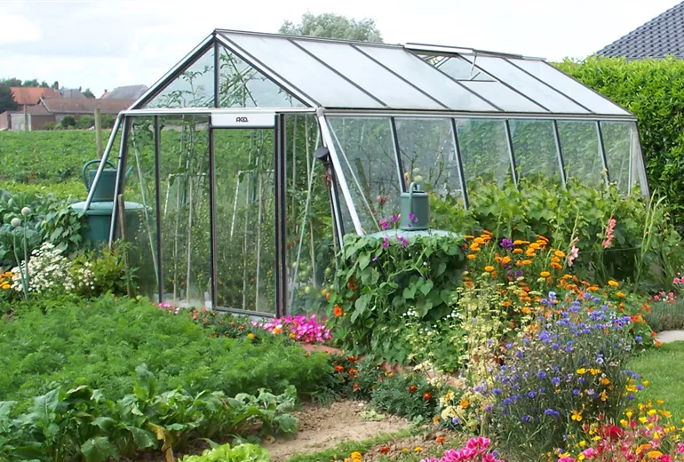 ACD® Gewächshaus im blühenden Garten