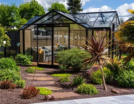 Gute Möblierung im Gewächshaus schafft Platz 