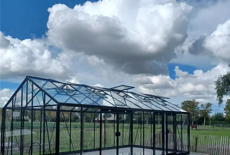 Großes Gewächshaus mit vielen Türen (Schiebetüren)
