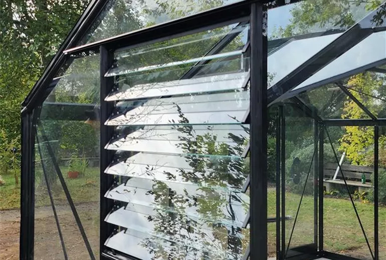 Gewächshaus Detail: Lamellenfenster