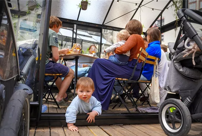 Auch Freunde treffen sich gerne im Gewächshaus