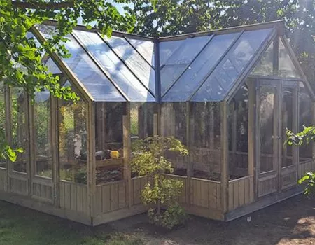 Schmucke Gewächshäuser für den Naturgarten