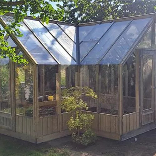 Schmucke Gewächshäuser für den Naturgarten